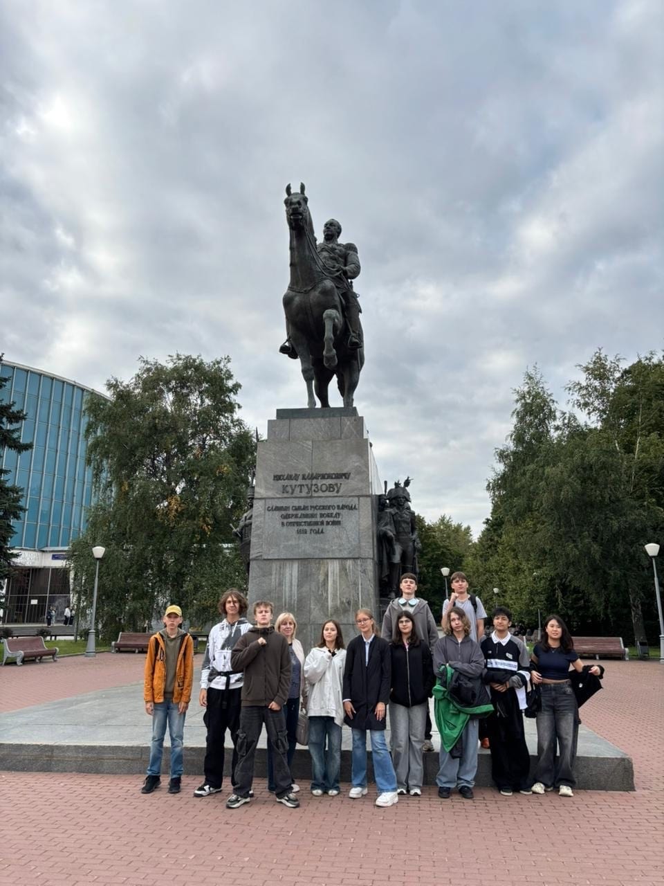8 класс побывал на экскурсии “Поклонная гора: отблески Отечественной войны 1812”