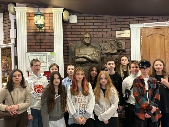 6 класс сходил на спектакль “Левша”